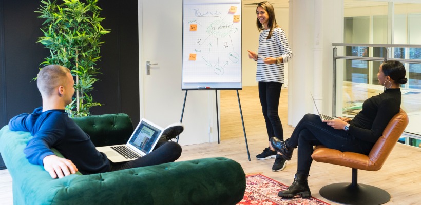 influential leader leading team to meet organizational goals