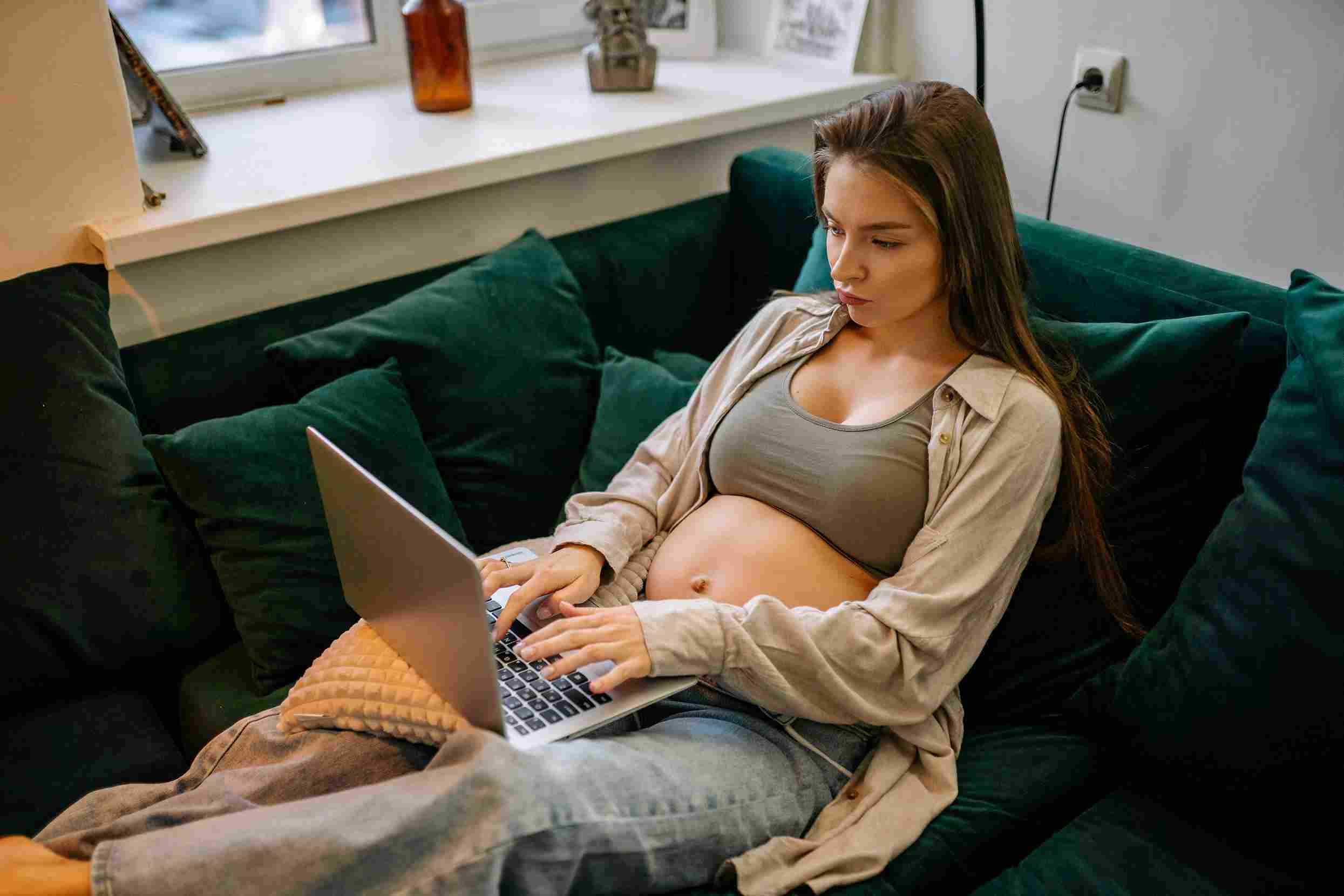 pregnant women working and applying for maternity leaving